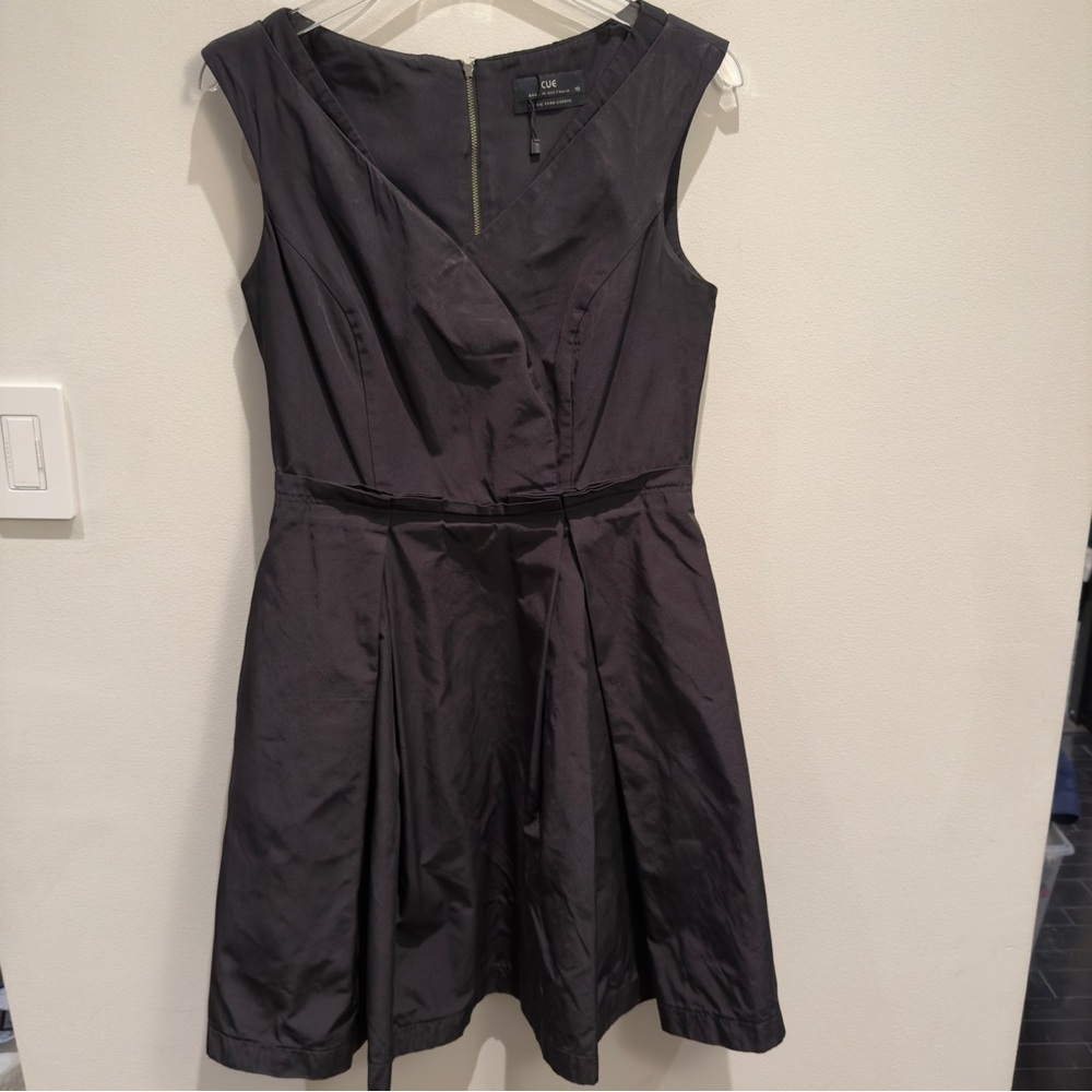 CUE Sleeveless Black V Neck Flare Dress Size 10 Women’s